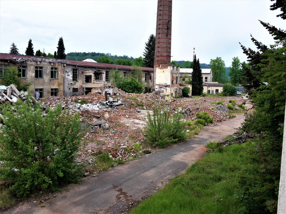 Stavba v průběhu demolice