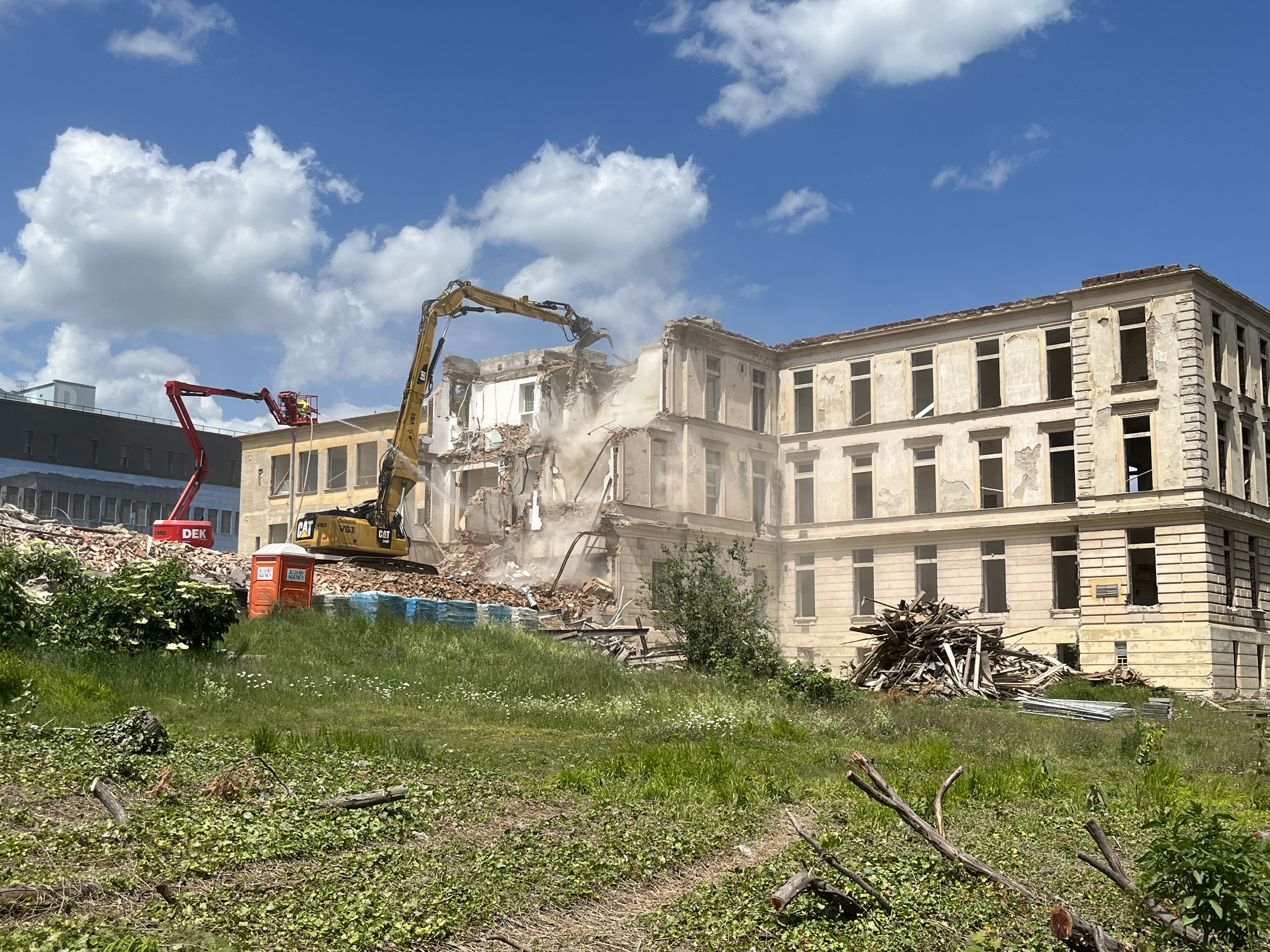 Demolice Pavilonu B v areálu FNOL 